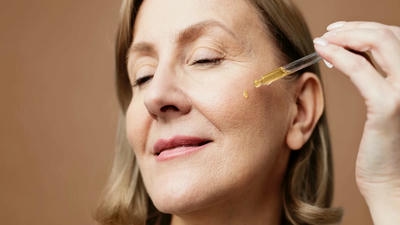 The Science Behind Anti-Aging Serums: What Really Works?